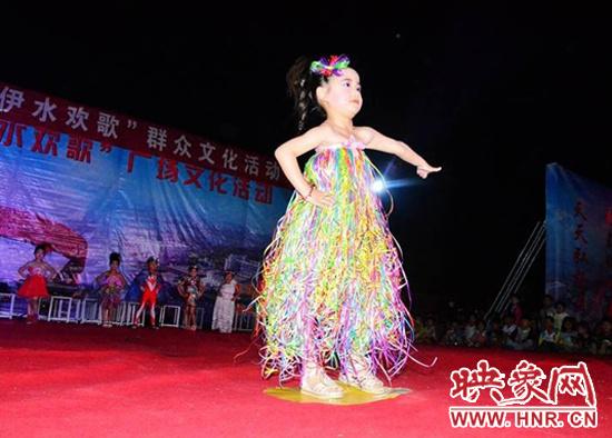 洛阳一幼儿园利用废旧物为孩子打造环保时装秀