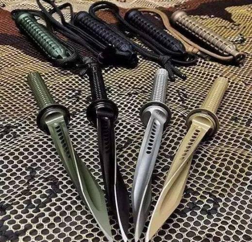 56式三棱刺刀以刺和放血为主,刀身呈棱型,三面血槽.