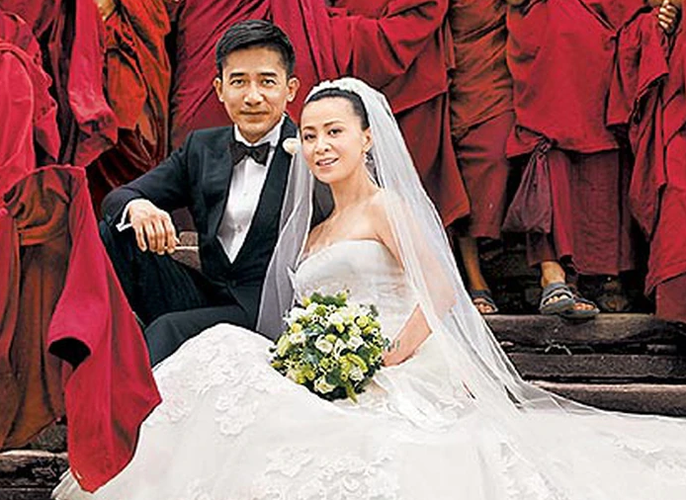 刘嘉玲为梁朝伟庆59岁生日梁朝伟甜蜜微笑状态超好