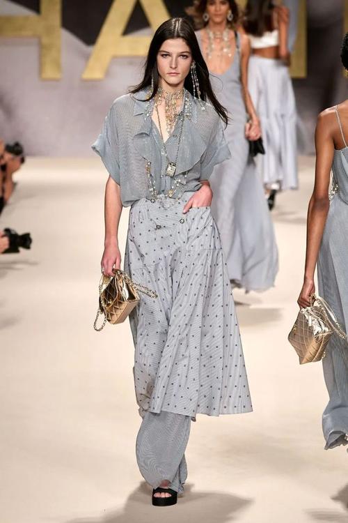 平台内容涉及时尚前沿趋势,潮流服饰穿搭,时尚生活方式等多个领域.