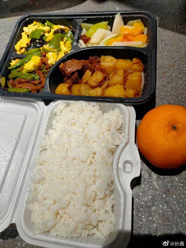 照片中,盒饭两荤两素份量十足,再加上饺子和橙子