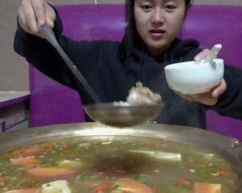 中国味道 - 美女在内蒙古吃大铁锅,被菜的分量震住了