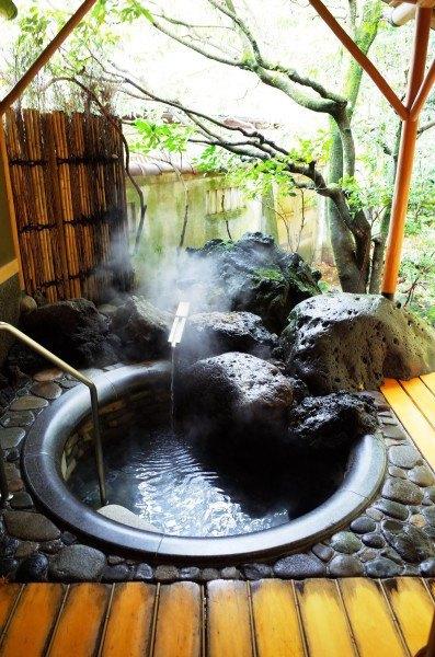 这是房间自带的私汤温泉,露天却又私密