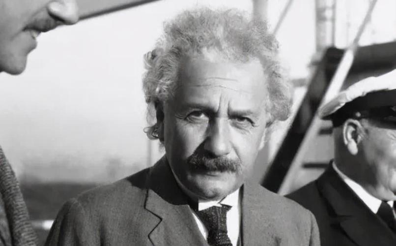 爱因斯坦为何只有上半身照?你看他平时穿的什么鞋子,就明白了