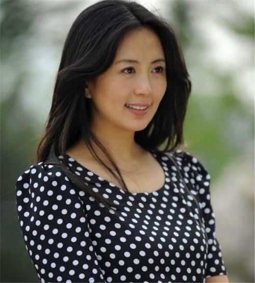 28岁走红的杨童舒,疑似未婚产子生父成谜,如今45岁与