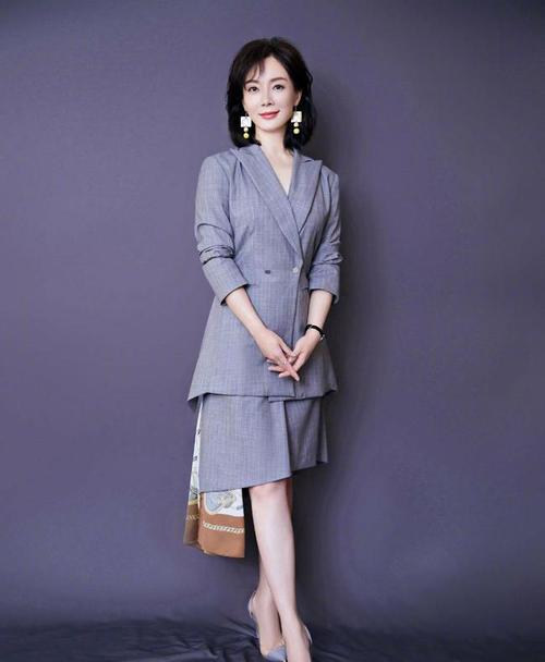 陈数穿西装也撩人丝绸吊带配西装很性感加低位马尾更显气质