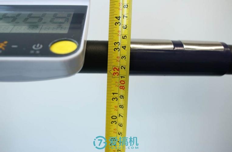 扶手/心率测试距离跑板的距离约为80厘米.