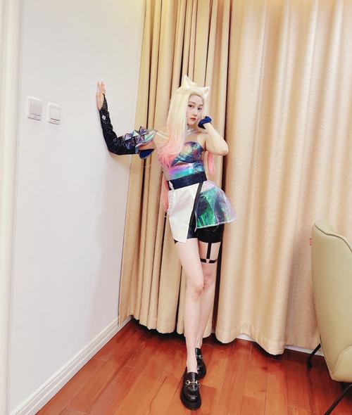 关晓彤cos阿狸气场全开,腐团儿完败,网友表示:女神腿太长了