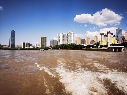 兰州黄河大桥游船蓝天白云风景