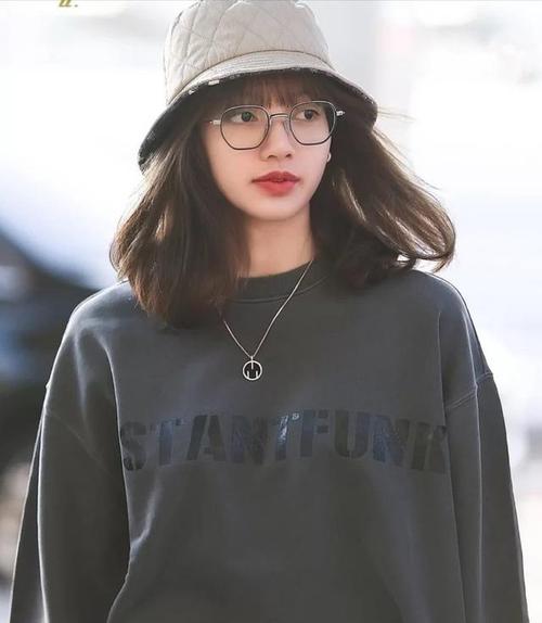 lisa私服街拍照太吸睛,身穿一身灰色休闲装,真是随性又慵懒