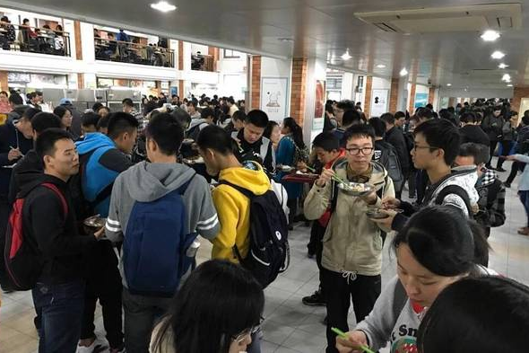 北大回应学生站着吃饭:将建4万平米大食堂