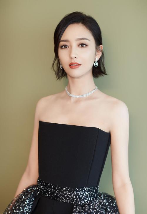 佟丽娅古典美韵味十足,短发红唇妩媚迷人,37岁气质简直开挂了!