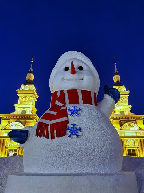 世界上最超级大雪人雪雕15米高7676冰城哈尔滨