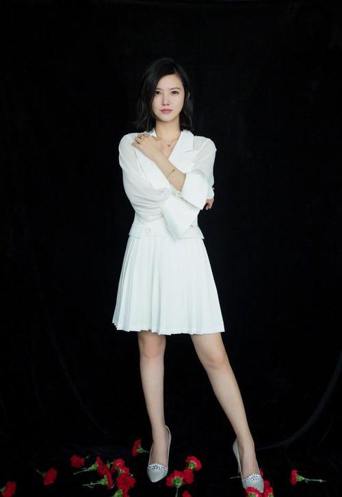 杨子姗真不愧是元气女神白色西装秀纤细身材气质太少女