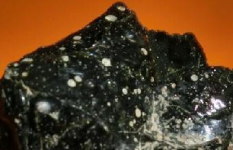 拉萨玻璃陨石多少钱一克?