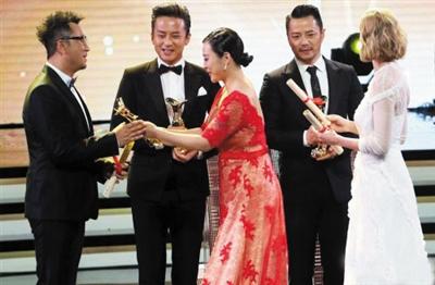 郝蕾分别给段奕宏和郭涛发了奖杯,而未给邓超发奖杯