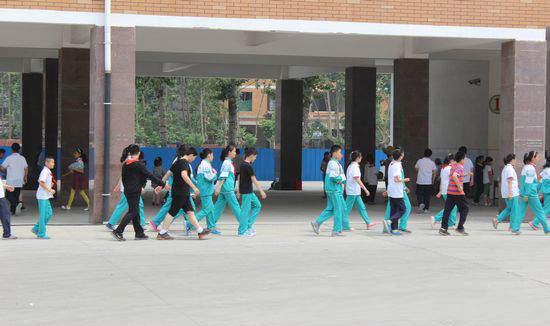 完美校服:老款不受"待见"校服如何致青春?_临沂新闻