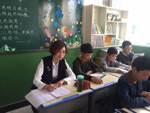鄠邑区草堂中心学校本部领导推门听课活动纪实