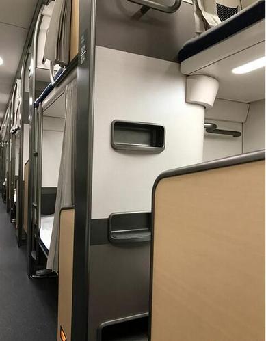双层卧铺动车上线 每个床位都有自力的车窗