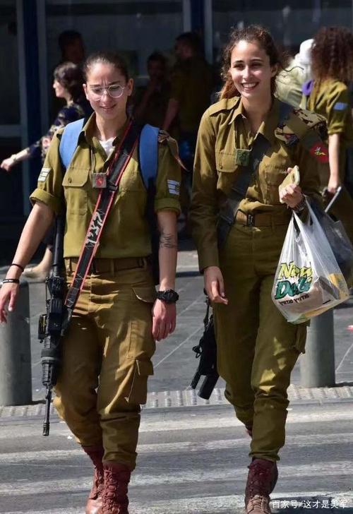 以色列街头的跨枪女兵