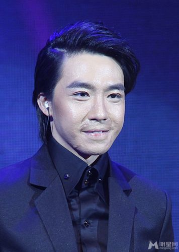 俞灏明出席活动献唱不避镜头笑容自信俞灏明图片