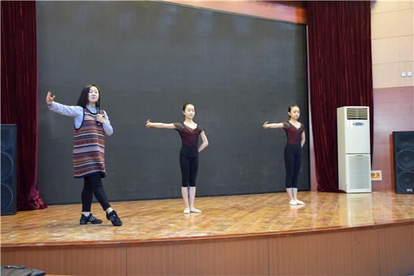 李丹老师进行讲解与示范