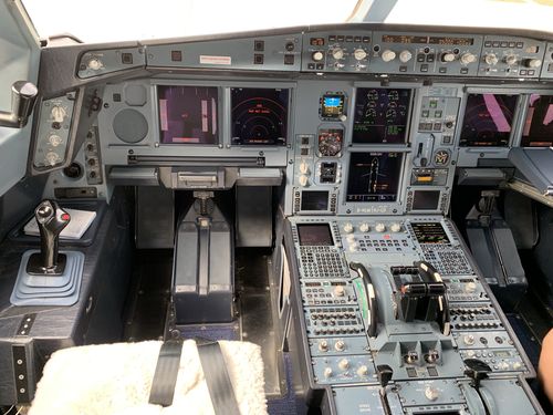 a330-300驾驶舱 两位正副机师都很年轻