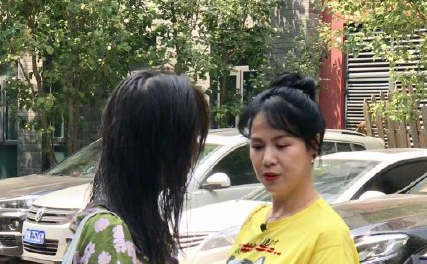 郑爽妈妈空气刘海丸子头亮相,原来郑爽底子好是遗传了妈妈的美貌