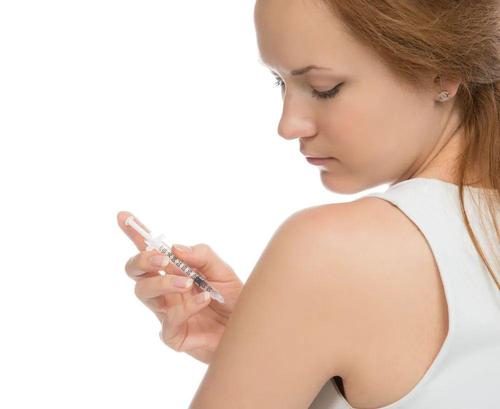 手臂  应选择上臂外侧四分之一的部位(手臂三角肌下外侧)注射.