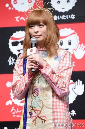 女星竹村桐子7月6日更新instagram,贴出在家处理鱼的照片,方法是在