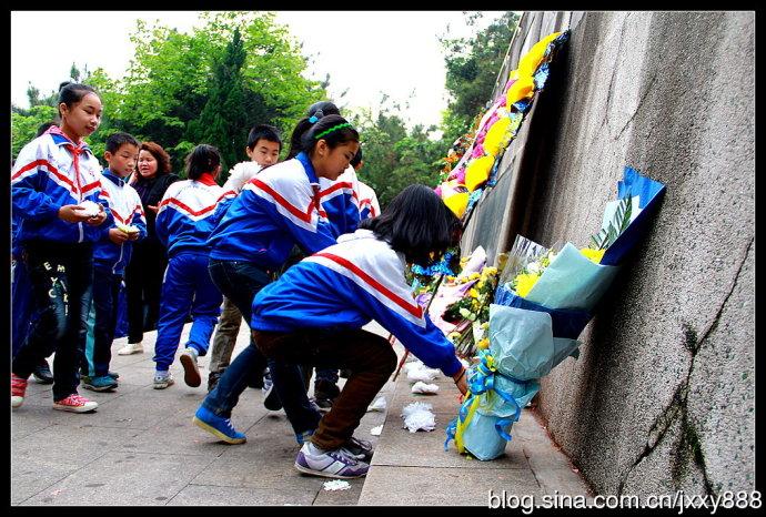 2013清明:多所学校组织小学生扫墓