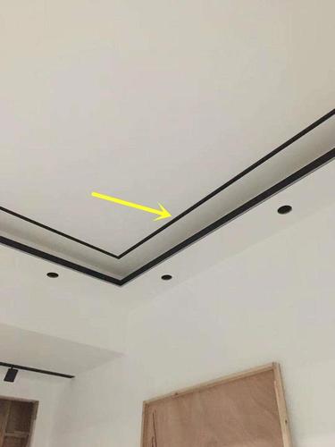 吊顶不流行做满,四周走石膏板做叠级吊顶,加一圈黑钛线条更漂亮