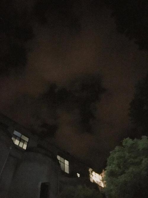 半夜里被地面光线照亮的云