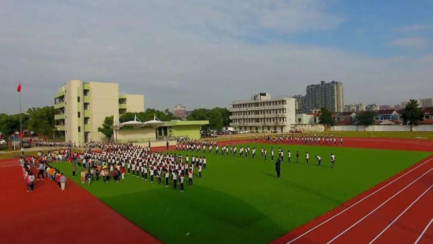 新闻多一点  余姚市花园小学原址坐落于城区花园新村内,建于1988年