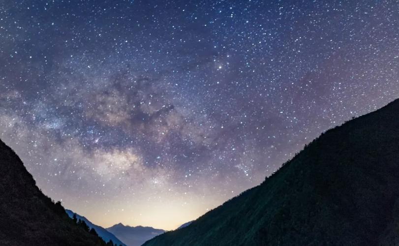 远离城市的喧嚣,在孟屯河谷宁静的夜晚,说不定你就会与一场美丽的