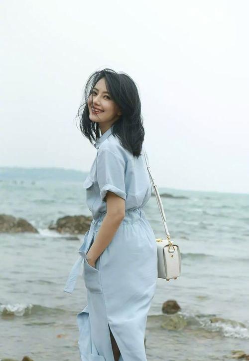 女神高圆圆气质真好,红色连衣裙优雅性感,蕾丝裙让人一眼万年