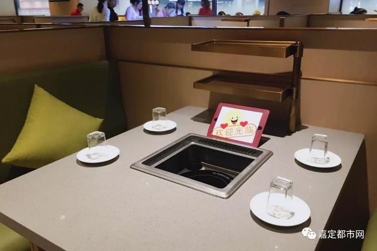 海底捞大融城店走简洁淡雅风,比较贴心的是,每个餐桌上都配备了水壶