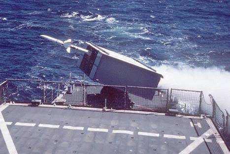 美军在几十年前就是将麻雀空对空导弹拿到舰上,变成海麻雀导弹