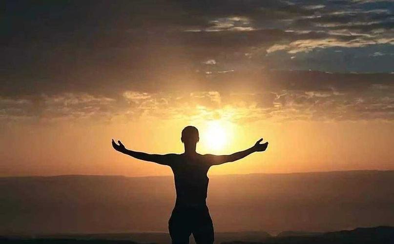 张开双手迎接阳光图片,抬头看天边刚刚升起的太阳