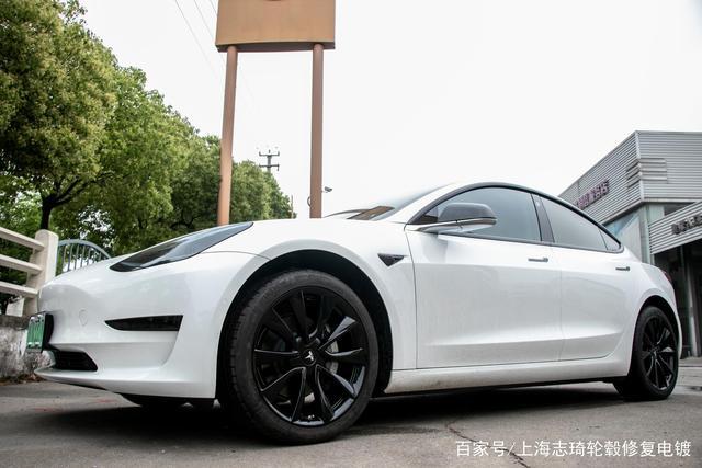 特斯拉model 3轮毂改亮黑色烤漆