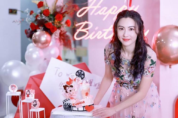 张柏芝41岁生日,穿孔雀裙仿佛回到20岁,螺蛳粉蛋糕好抢镜