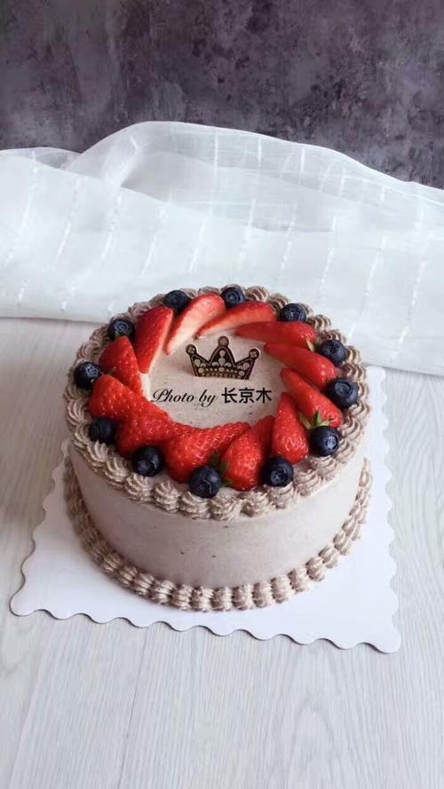 咸奶油蛋糕,草莓装饰