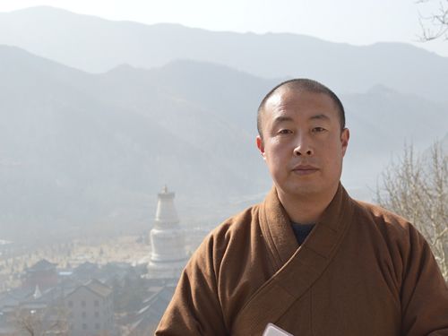 2010年4月出家于滨海县大佛禅寺2012年初于五台山受足戒,后参学台湾.