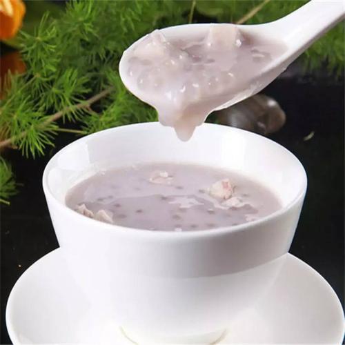 2,芋头切成小块,加入椰汁放入锅中煮酥软,最后加入冰糖溶解后出锅.