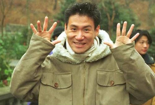 在搭配上自然卷的发型,年轻时候的黎明像极文艺工作者