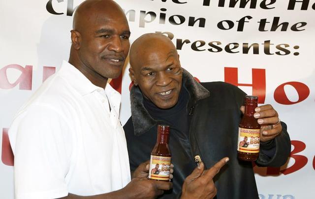 在比赛中被咬过耳朵的霍利菲尔德,是怎么评价拳王泰森的?