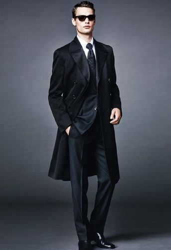 在西装的裤子上,两只侧面的口袋只能够放纸巾,钥匙包或者零钱包.