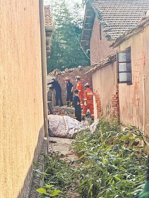 见习记者周浩)昨日上午,武汉市新洲区双柳街古龙村孙沈邓湾传来轰的