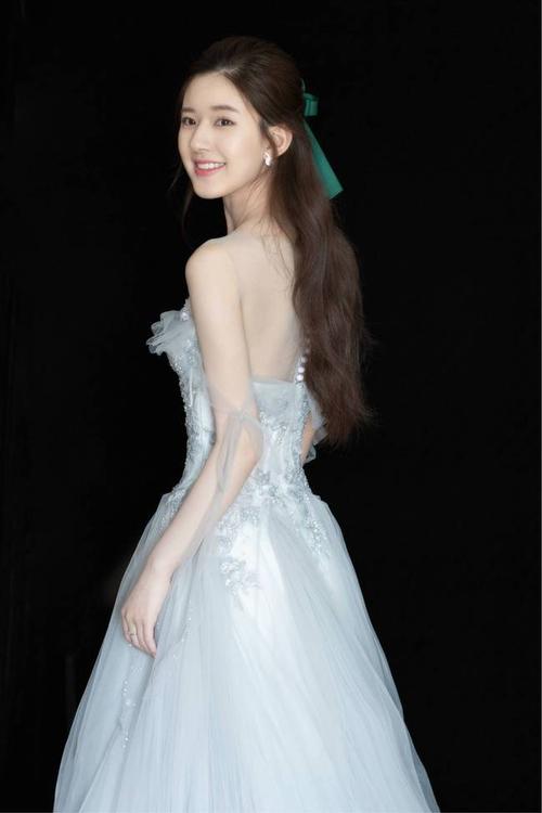 水蓝色丝带轻轻抚眼,赵露思眼眉低垂,转头含笑,宛如仙女梦境气味