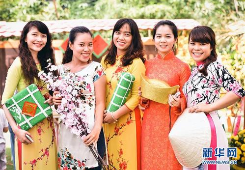越南师生身穿传统服装 快乐迎新春